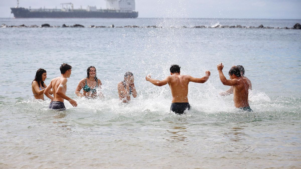Adolescentes con diabetes disfrutan del verano en la Playa de Las Teresitas