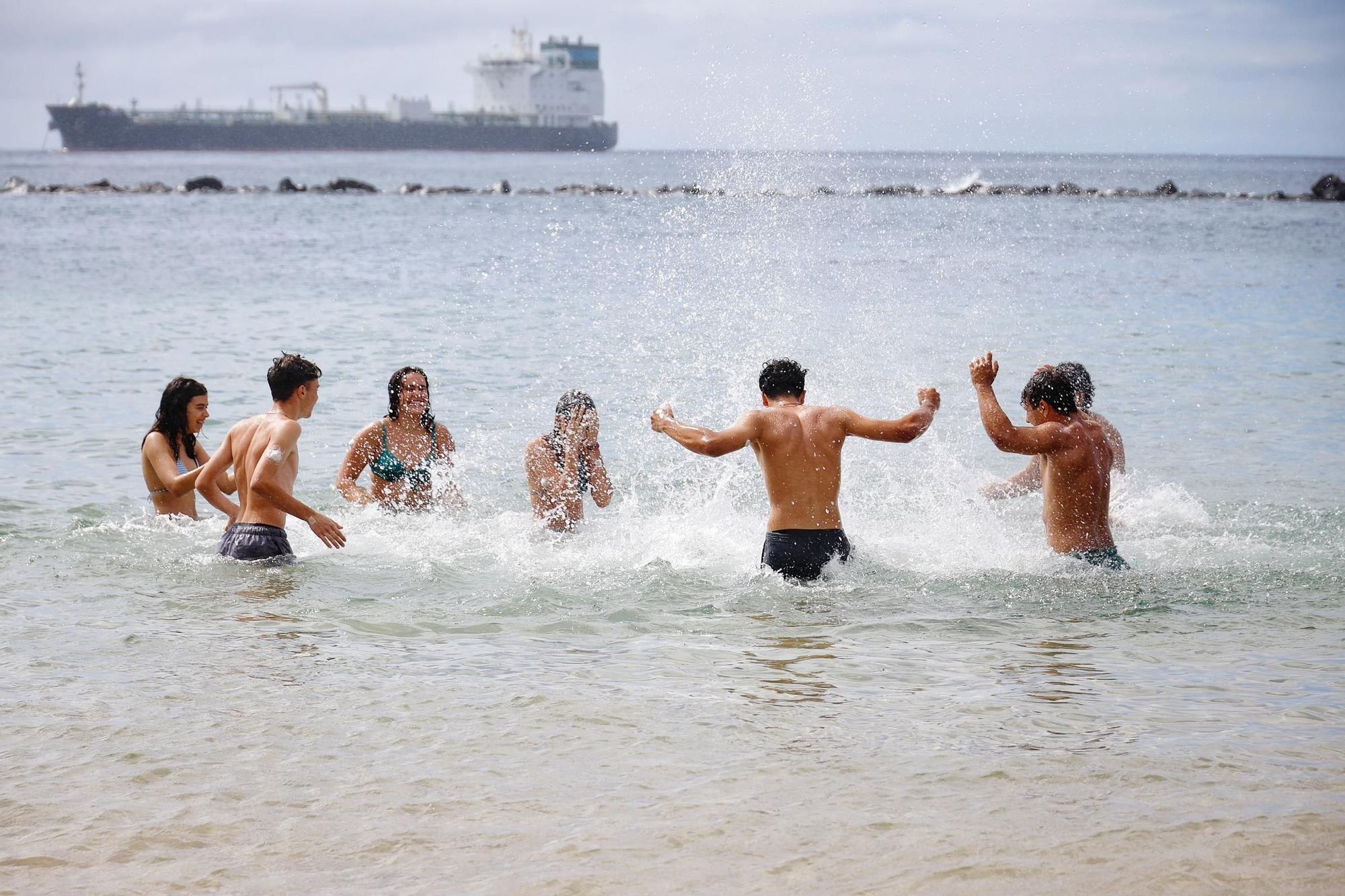 Adolescentes con diabetes disfrutan del verano en la Playa de Las Teresitas