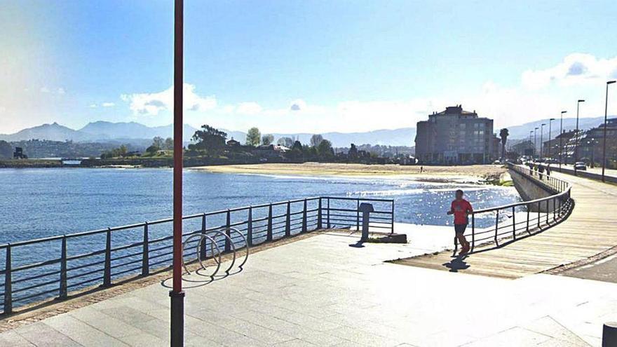 La rampa entre el paseo y la playa de Santa Marta, en Baiona.