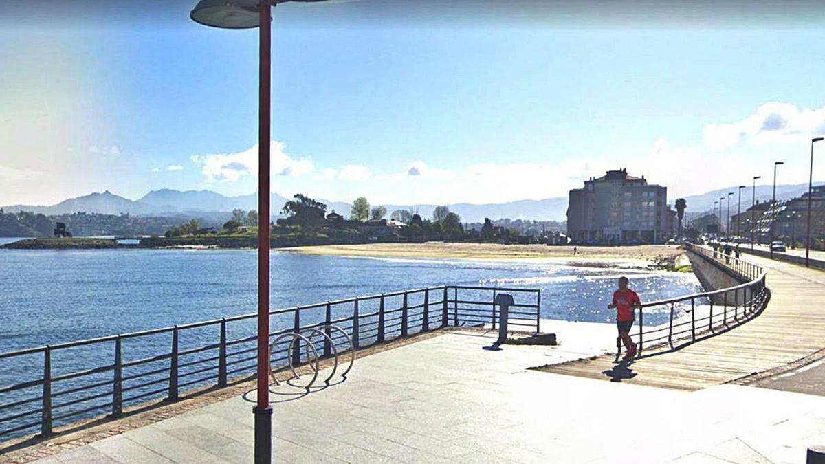 La rampa entre el paseo y la playa de Santa Marta donde se produjo el fatal accidente.