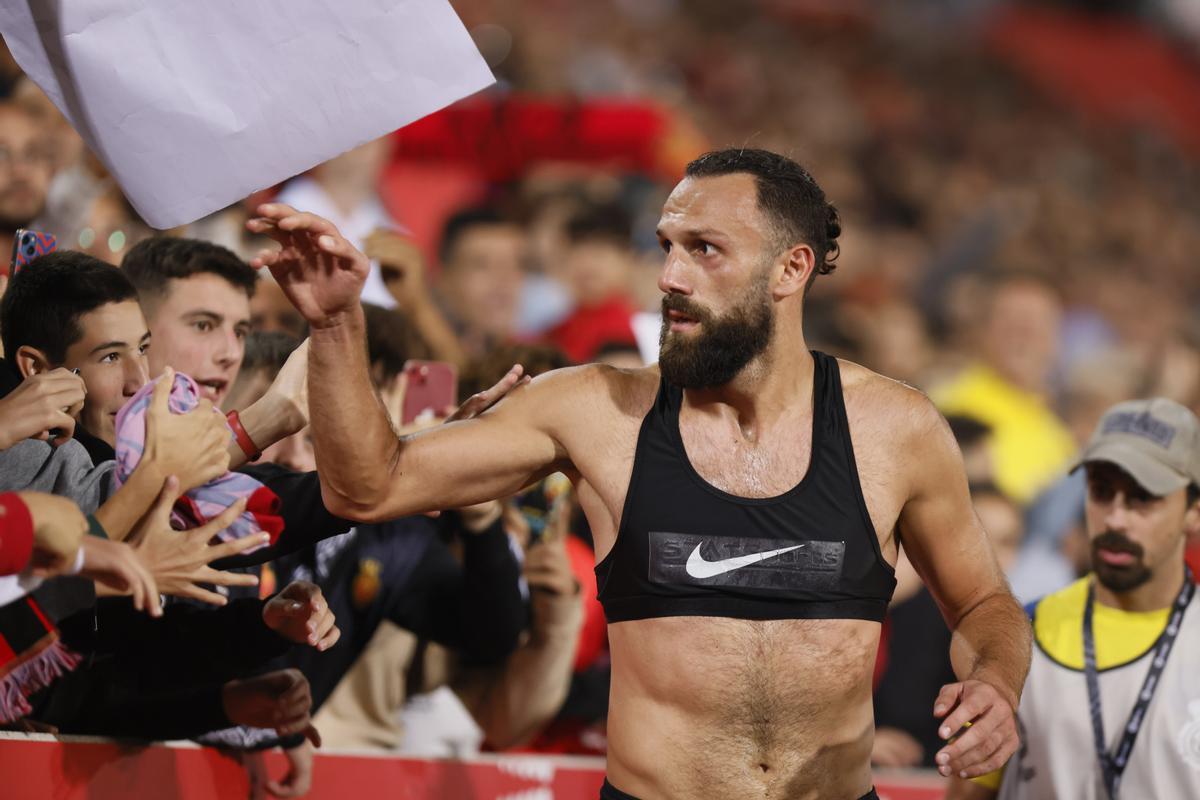 PALMA, 01/10/2022.- El delantero kosovar del Mallorca, Vedat Muriqi, saluda a la afición tras el partido de la jornada 7 de LaLiga que Real Mallorca y FC Barcelona disputaron hoy sábado en Son Moix, en Palma. EFE/Cati Cladera