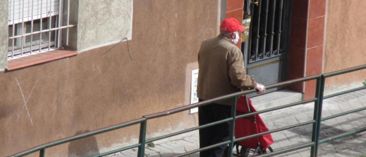 Un señor va a hacer la compra en Madrid.