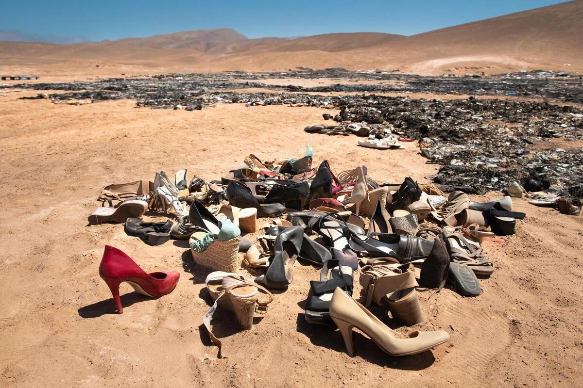 Zapatos y prendas en un vertedero en el desierto de Atacama, en Chile.