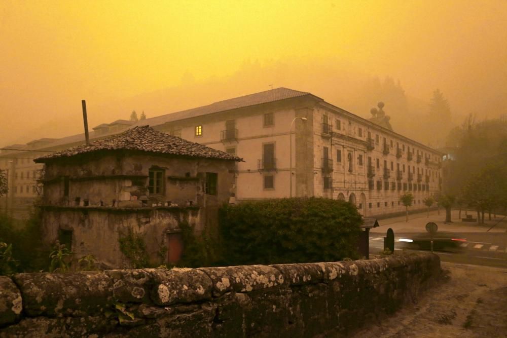 Oscuridad y fuerte olor a humo en toda Asturias