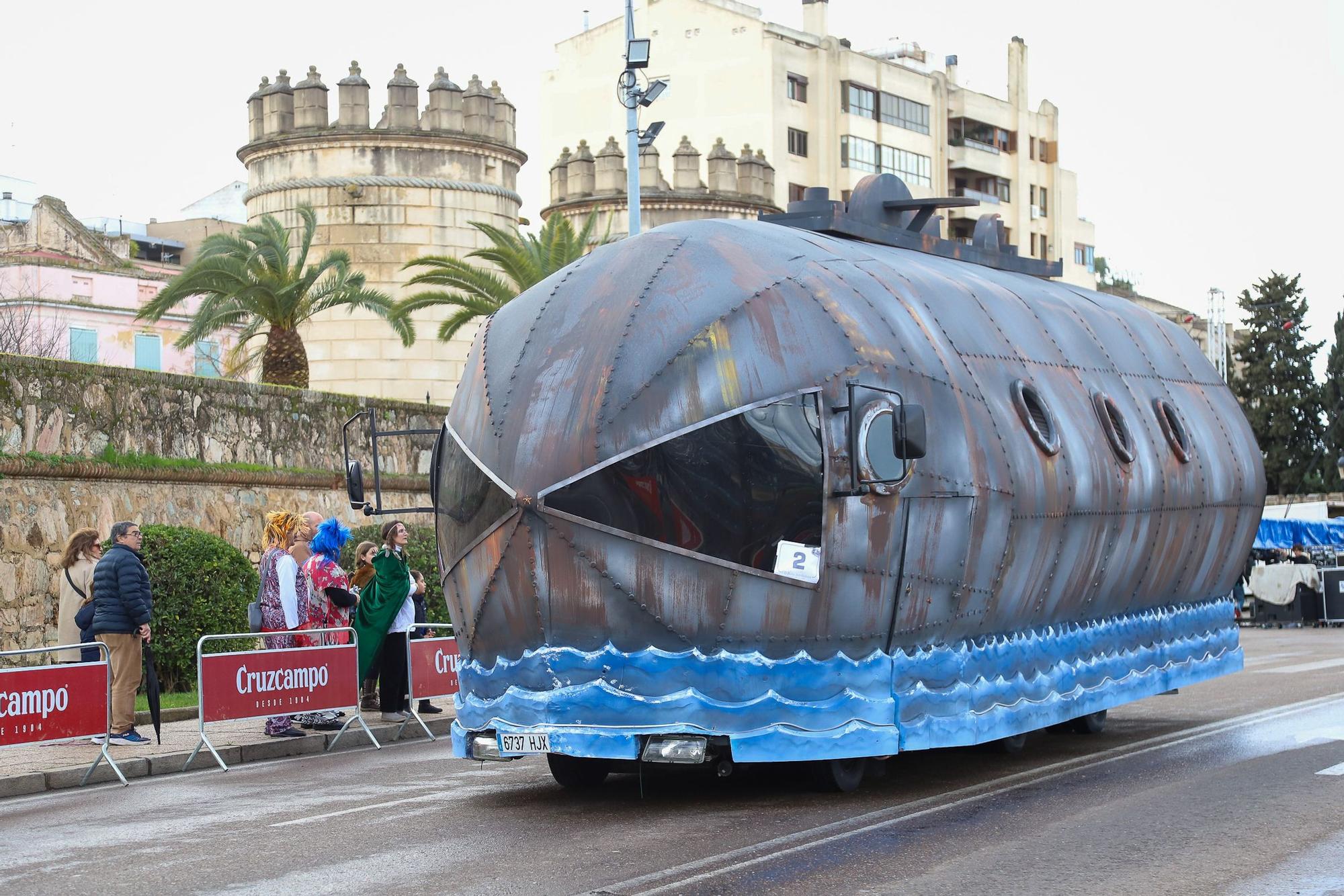 GALERÍA | Los pacenses arropan a los artefactos en su desfile del sábado en Badajoz