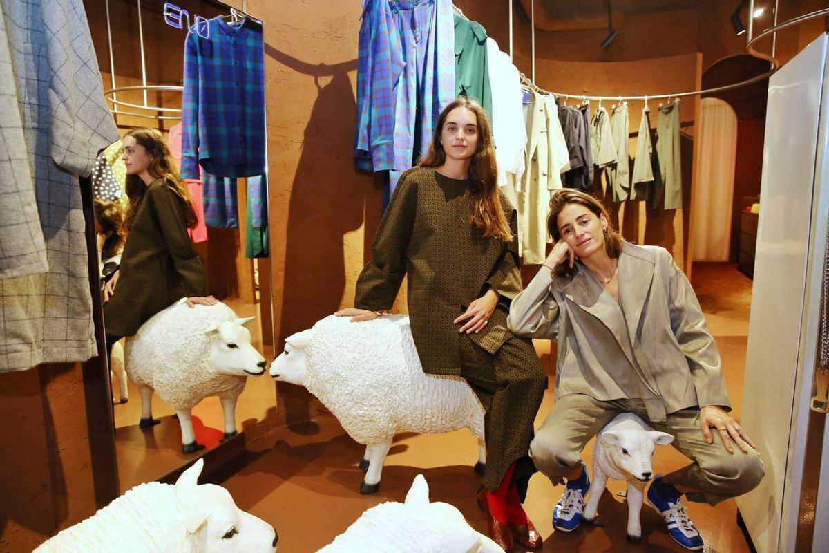 Barcelona 29/10/2025 GN0 cumple un año. La marca fundada por María Roch y Eugenia Puig de Travy abre las puertas de su tienda para presentarte su nueva colección de invierno, una propuesta que mantiene su esencia rebelde: ropa que hace pensar, creada sin prisa y sin seguir el manual. FOTO ELISENDA PONS