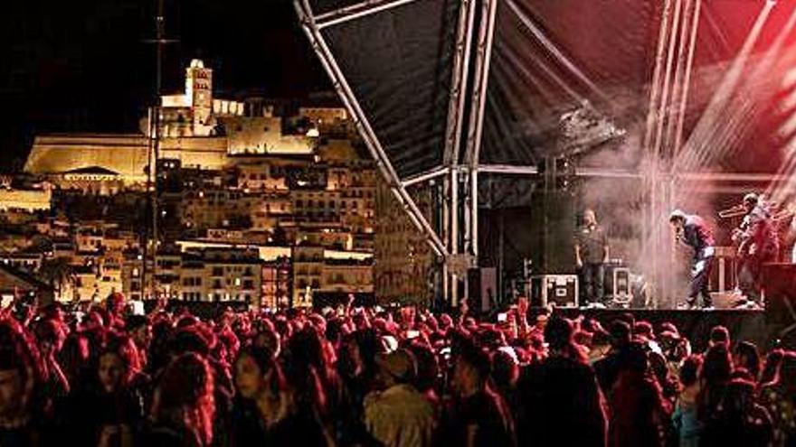 Concierto de Orishas con Dalt Vila al fondo en la cuarta edición de Sueños de Libertad, en 2018.