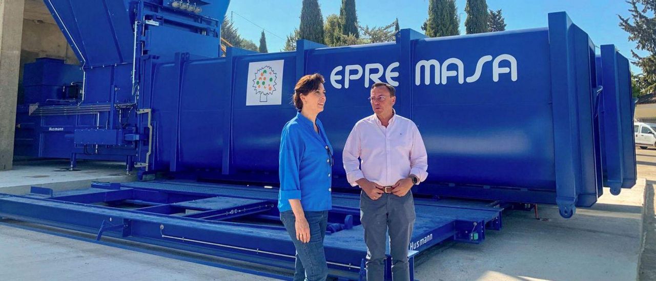 María Luisa Ceballos y Francisco Palomares, en una reciente visita a la planta de transferencia de Priego.