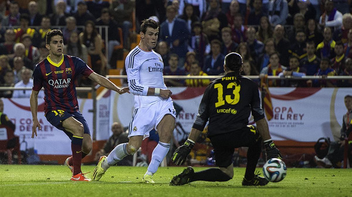 Bale cuela el balón bajo las piernas de Pinto y marca el gol de la victoria.