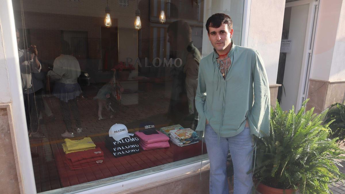 Palomo Spain ante es escaparate de la 'tienda efímera' de su marca en Posadas.