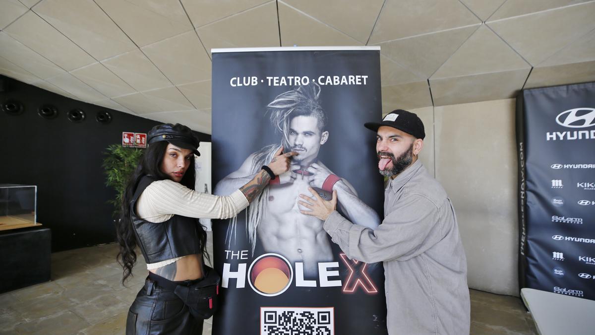 Julio Bellido y Vinila Von Bismarck, representantes del espectáculo musical The Hole X en la presentación en el ambigú del Teatro de Torrevieja