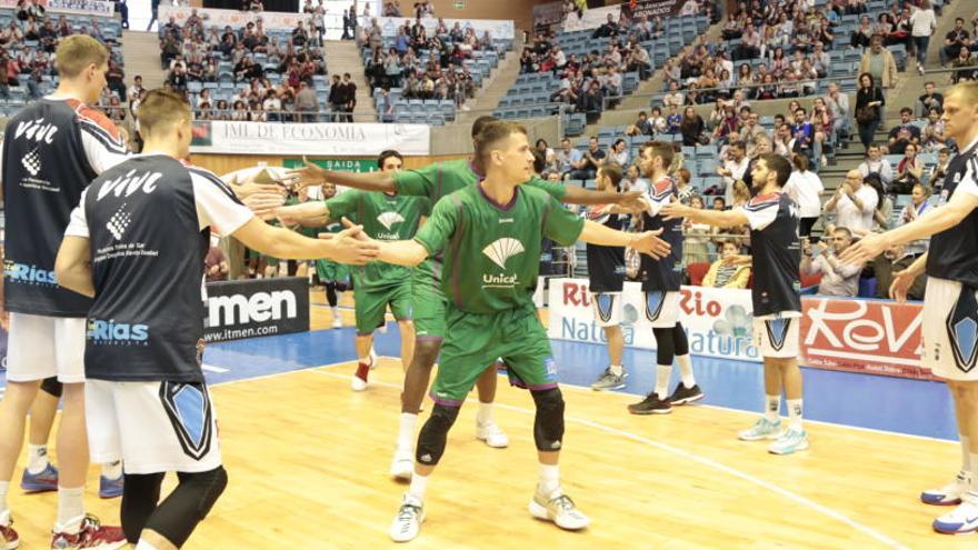 Los jugadores del Obradoiro hacen el pasillo a los del Unicaja.