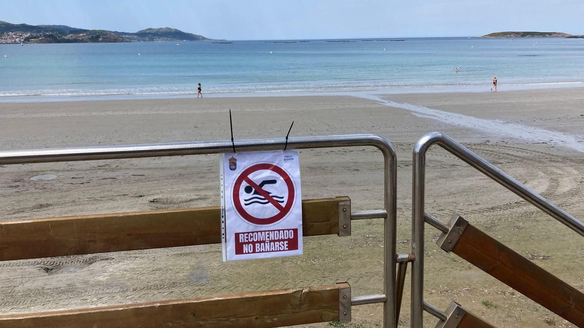 Uno de los carteles colocados en el acceso a la playa de A Madorra desaconsejando el baño.