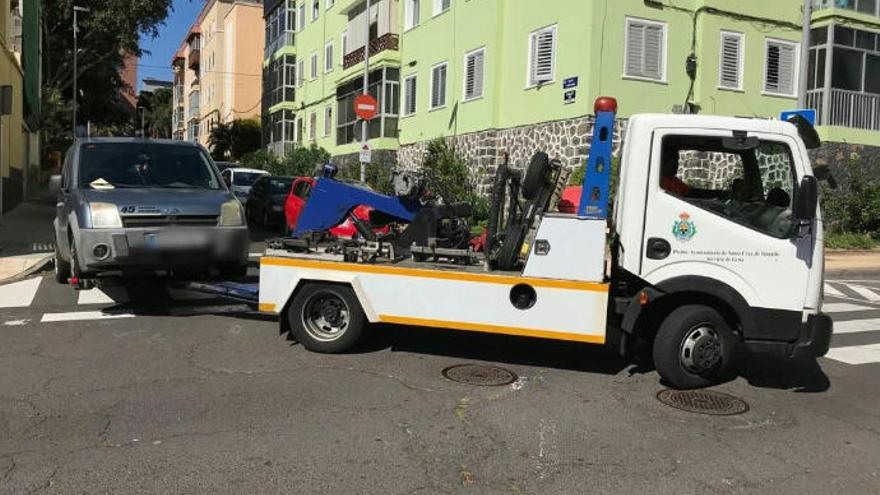 Una grúa retira un vehículo en Santa Cruz de Tenerife.