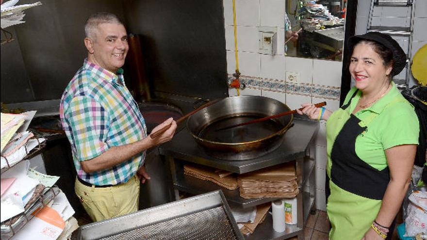 Francisco Melián Alonso y Celina Mendoza Díaz, ayer, en la churrería Melián, en el barrio de San Gregorio