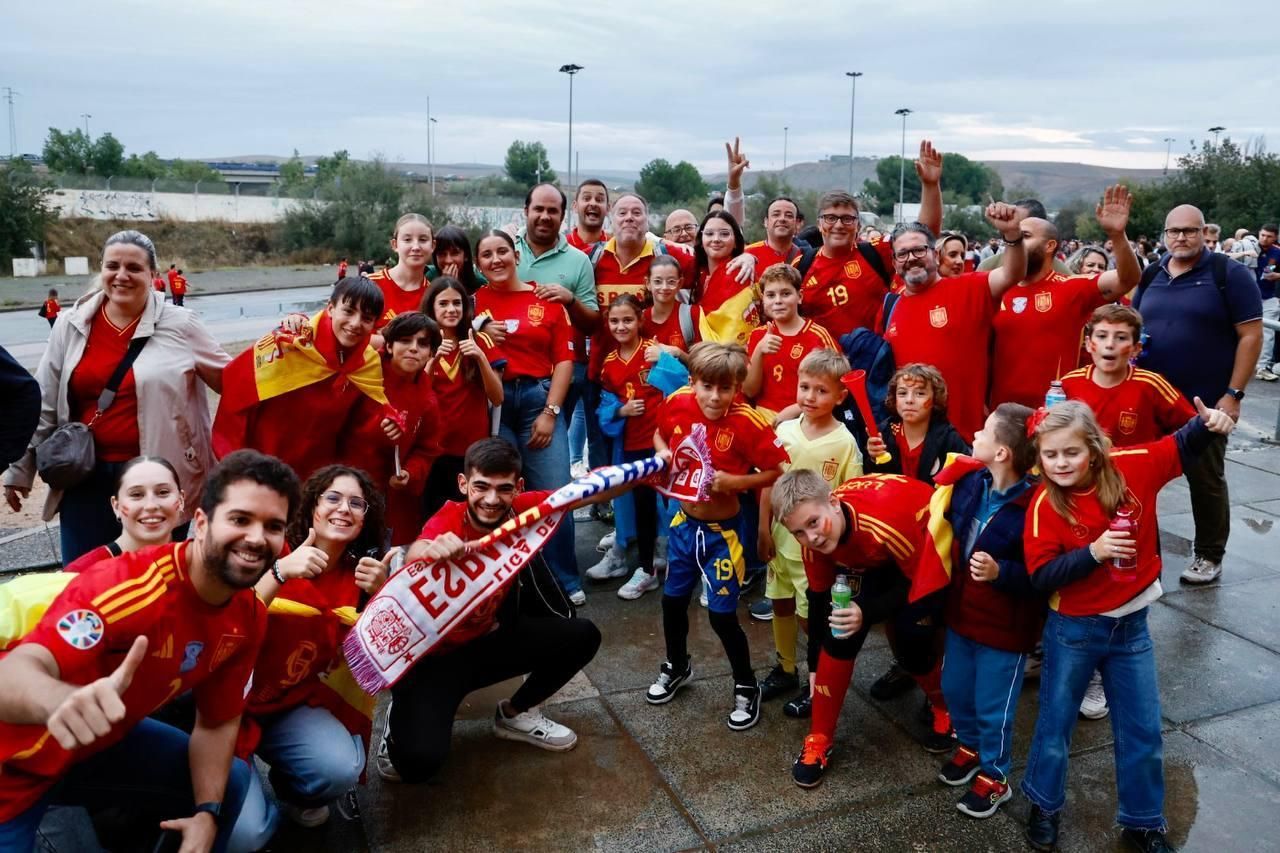 El apoyo de la afición cordobesa a la selección española, en imágenes