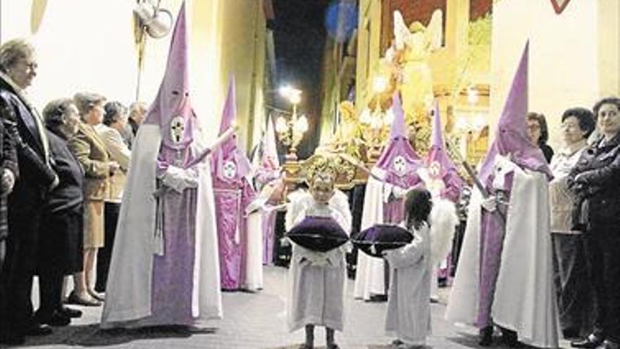 NULES VIVE CON SOLEMNIDAD EL VÍA CRUCIS POR LA VILA