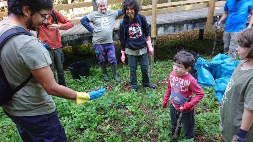 Un voluntario muestra una rana a los más pequeños.   | // FDV 