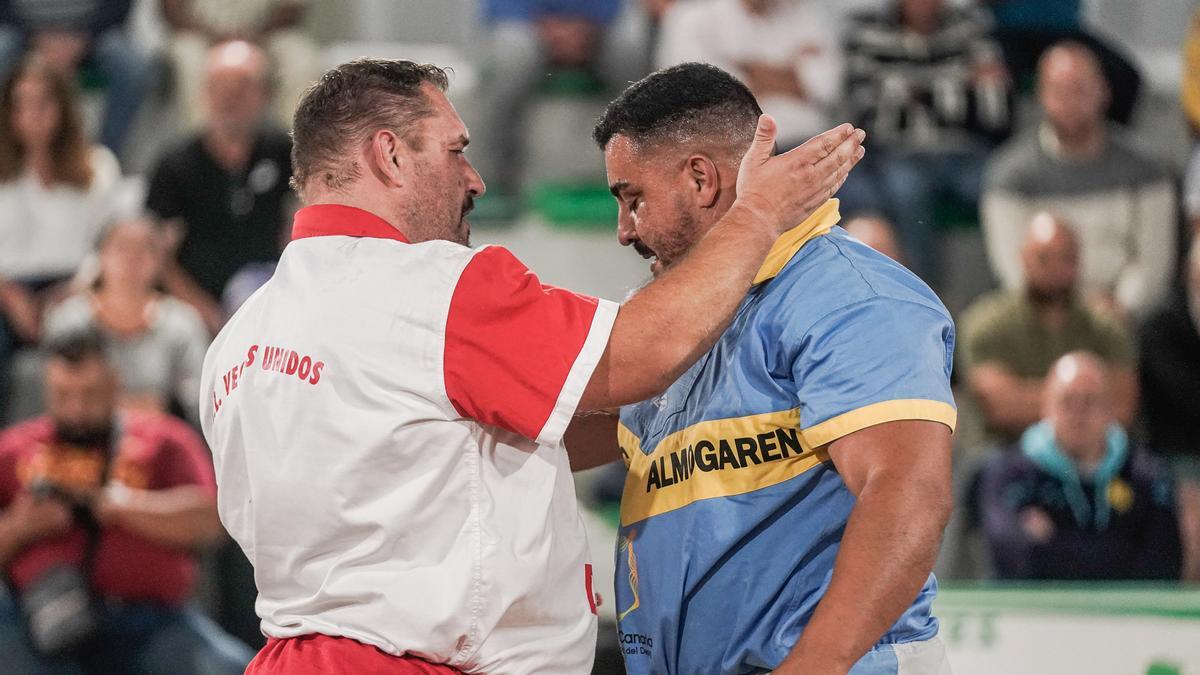 Imagen de dos luchadores durante la final de Copa momentos antes de la suspensión de la misma