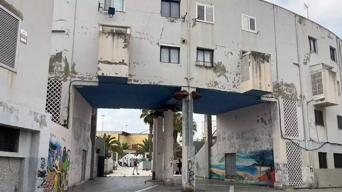 Barrio Atlántico: 452 viviendas deterioradas y una casa de apuestas junto al colegio
