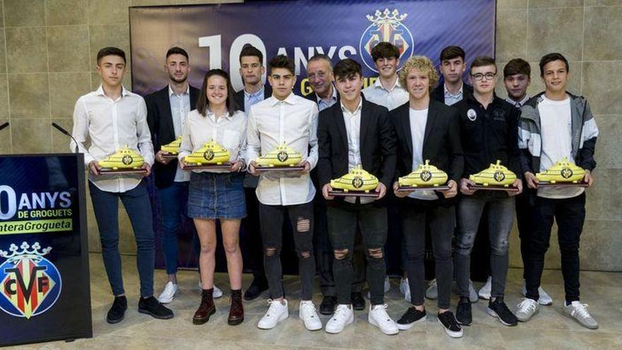 El Villarreal CF reconoce a 12 canteranos por cumplir una década en el club