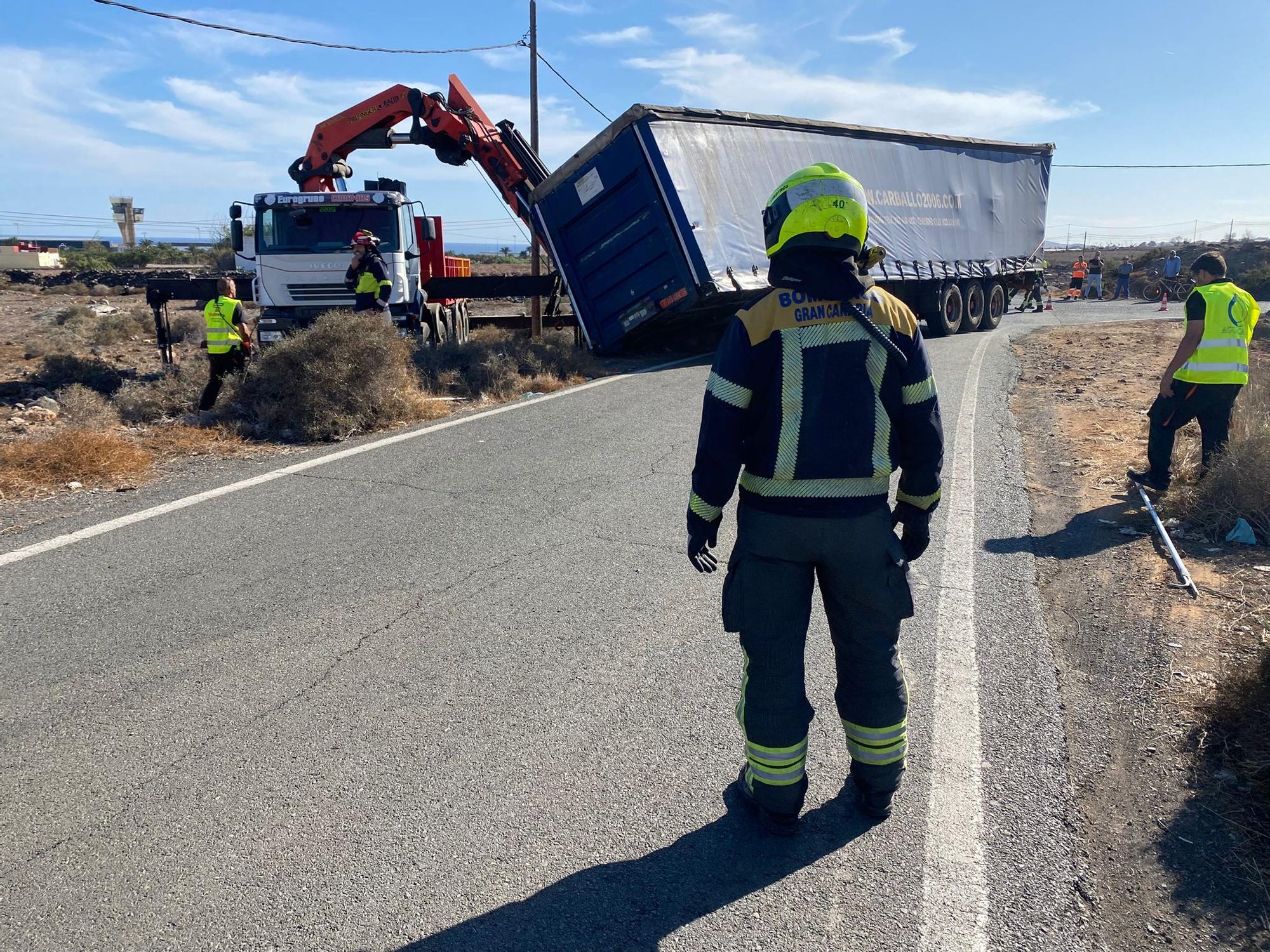 Aparatoso vuelco de un camión plancha en Gran Canaria