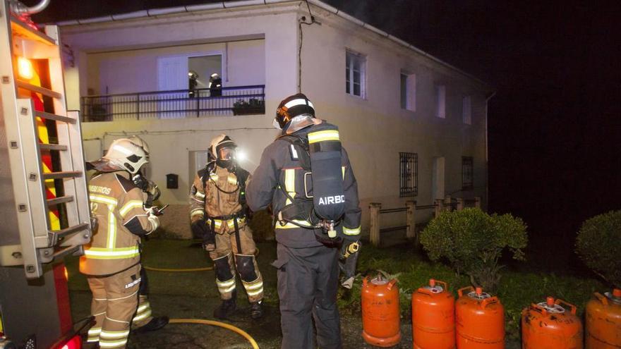 Efectivos de Bomberos de Deza-Tabeirós-Montes y Emerxencias, anoche, tras retirar bombonas y extinguir el fuego en Riobó. // Bernabé / Cris M.V.