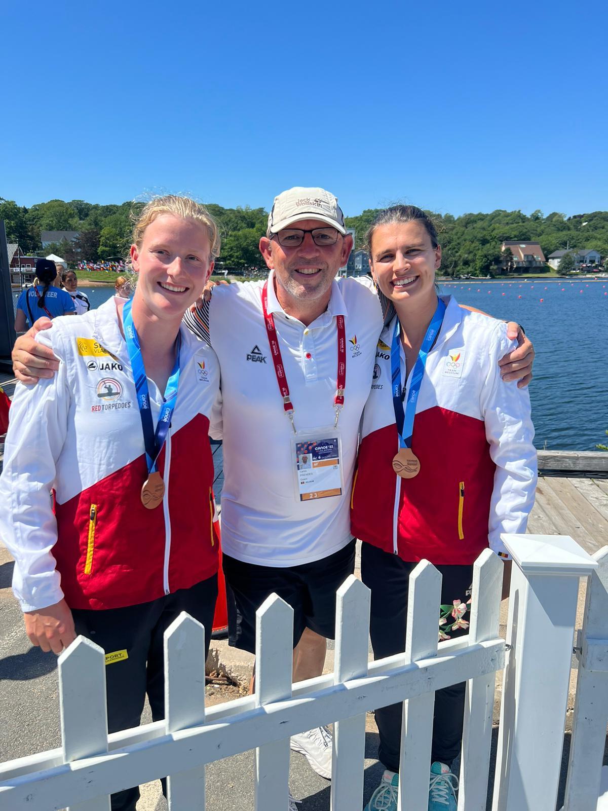 Carlos Prendes, flanqueado por las palistas belgas Hermien Peters y Lize Broekx.
