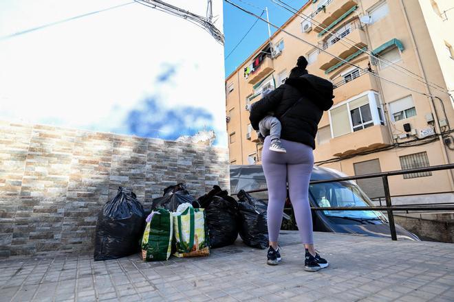 Desahucio de una familia con dos menores a su cargo en una vivienda situada en el barrio alicantino de la Florida