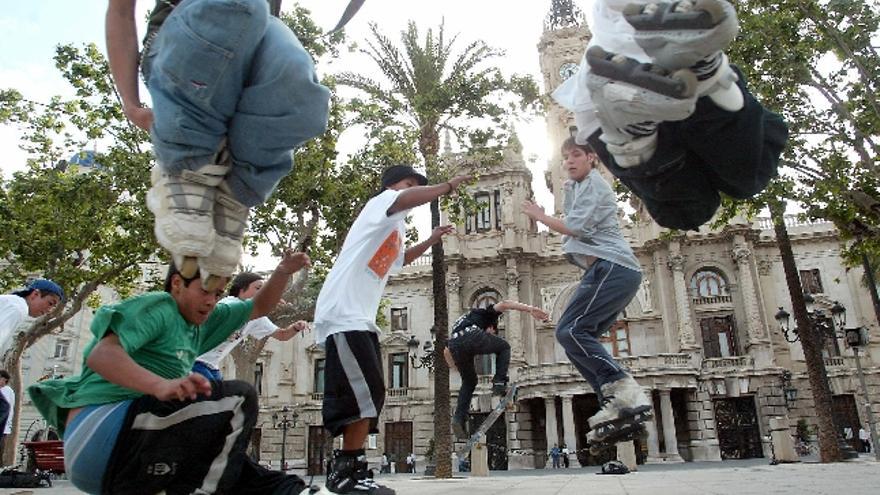 Multas de 500 euros por circular con patines por las aceras de Valencia