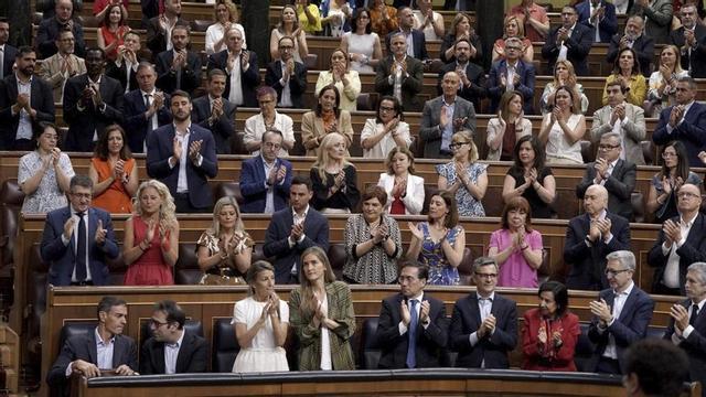 El grup socialista aplaudeix la intervenció de Pedro Sánchez, ahir al Congrés. | JOSÉ LUIS ROCA
