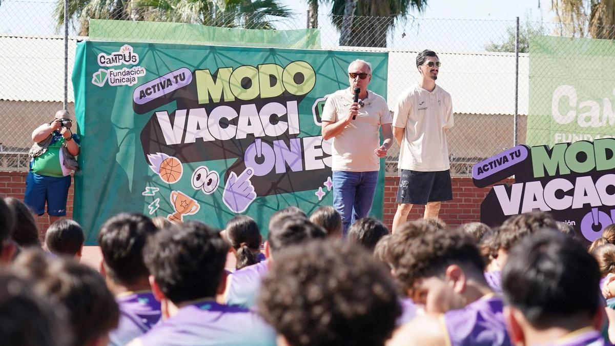 Txus Vidorreta y Nihad Djedovic, en su visita al Campus de Baloncesto Fundación Unicaja.