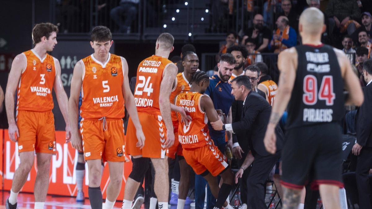 La sorprendente decisión de Pedro Martínez al tiro libre de Sergio de Larrea en la victoria del Valencia Basket ante Olympiacos