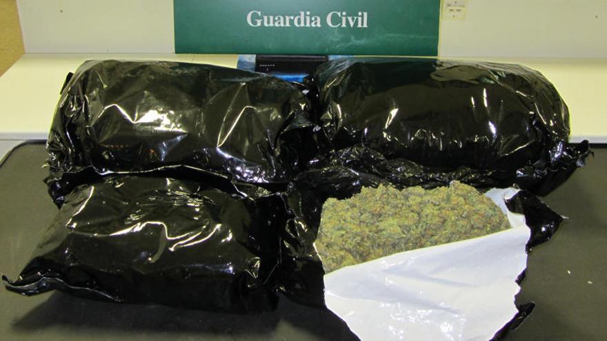 Dos detinguts a la Jonquera amb 13,9 quilos de marihuana