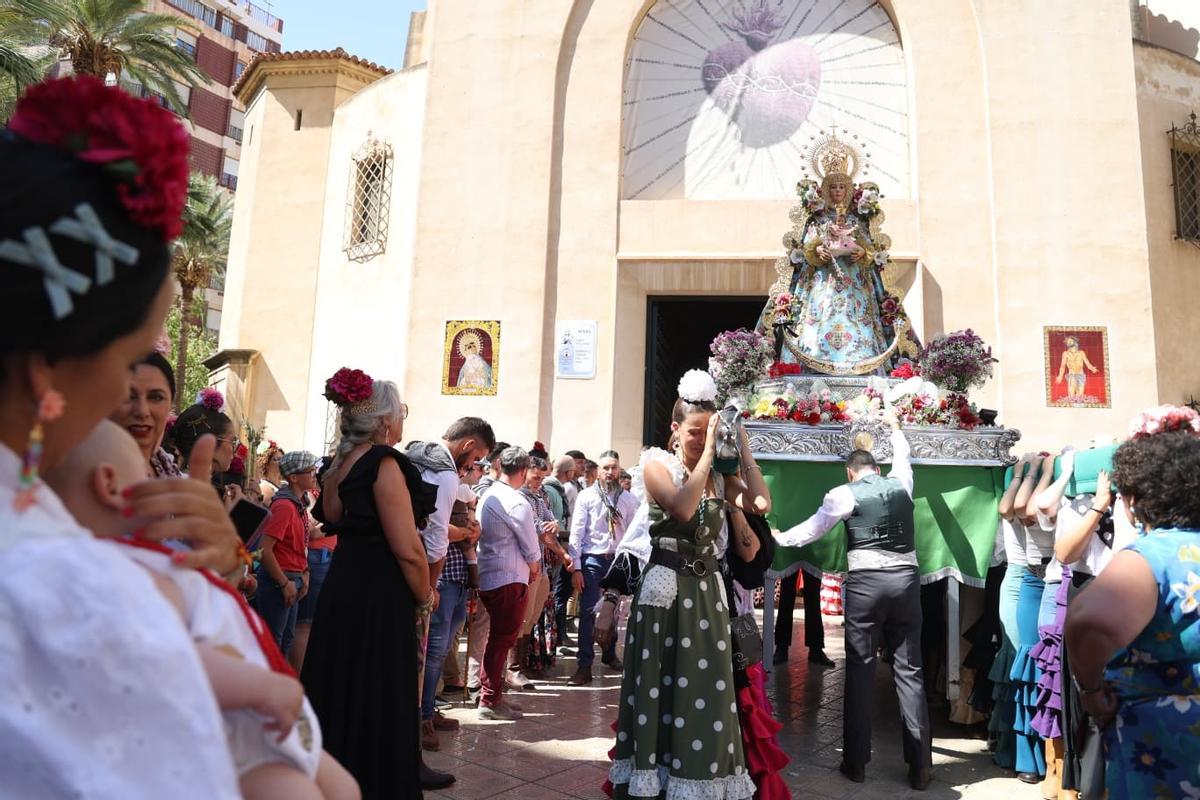 Elche demuestra su devoción rociera en su tradicional romería hacia el Pantano