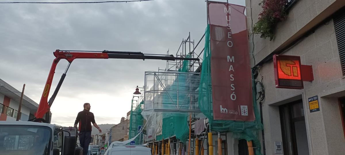 El operativo para introducir en el Museo Massó las estructuras metálicas para los cuadros de Urbano Lugrís.