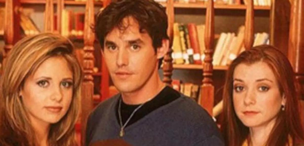 Nicholas Brendon, flanqueado por sus compañeros de «Buffy, cazavampiros». | FDV