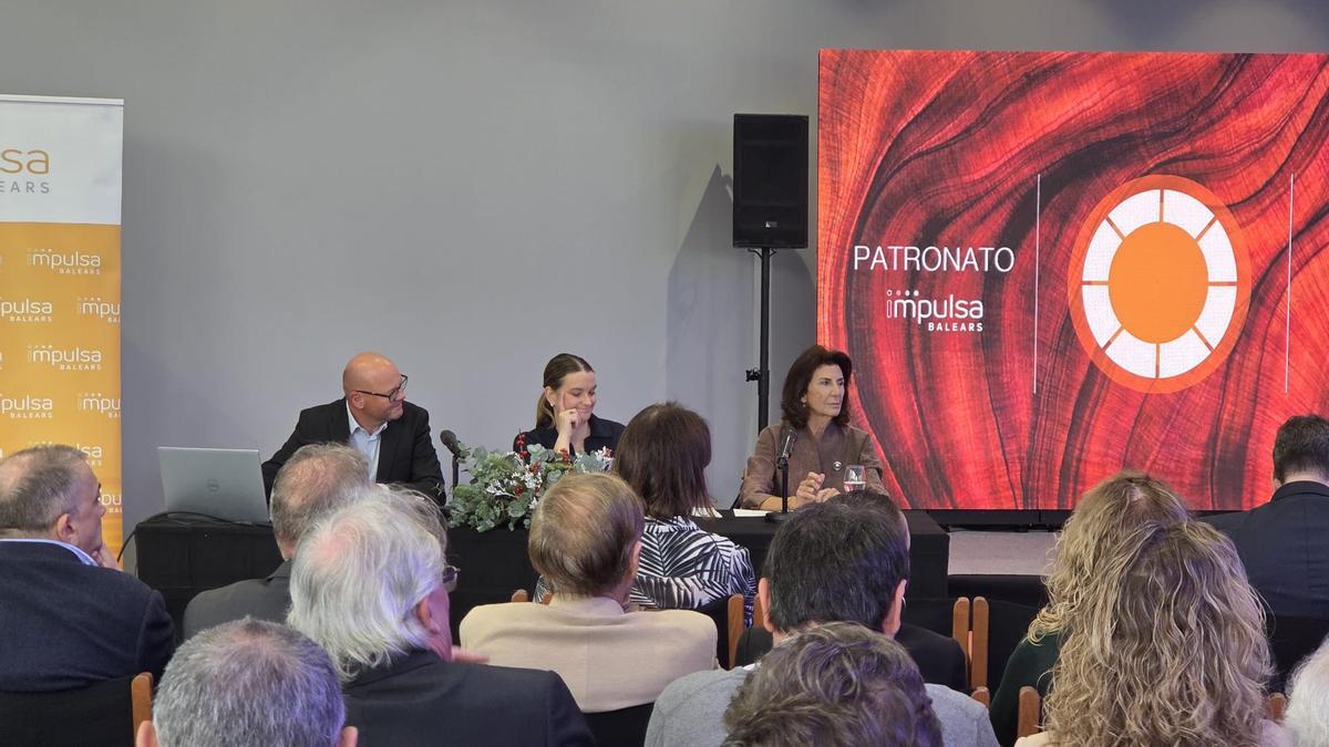 Prohens, en medio de Carmen Planas y Antoni Riera, en la reunión de esta mañana