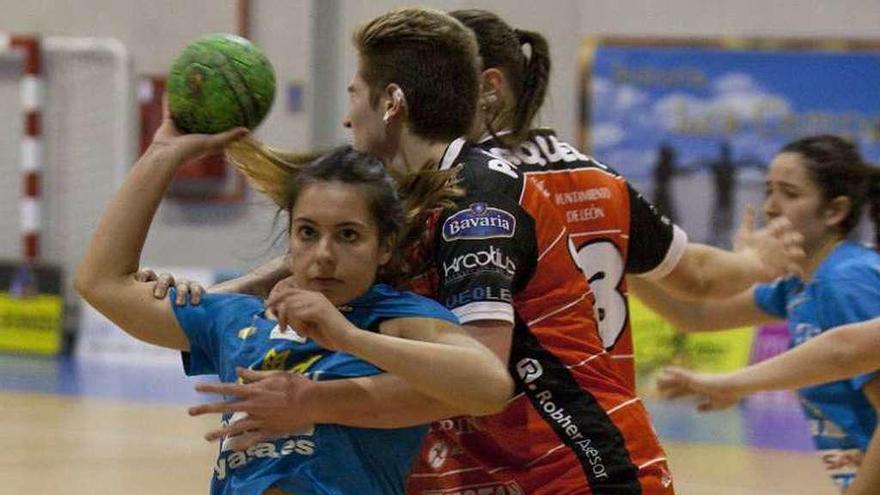 Alba Alonso pelea un balón con una jugadora del Cleba León.