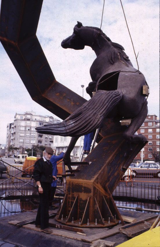 Instalación del monumento a los caballos en Praza de España en 2002, supervisadas por el propio escultor