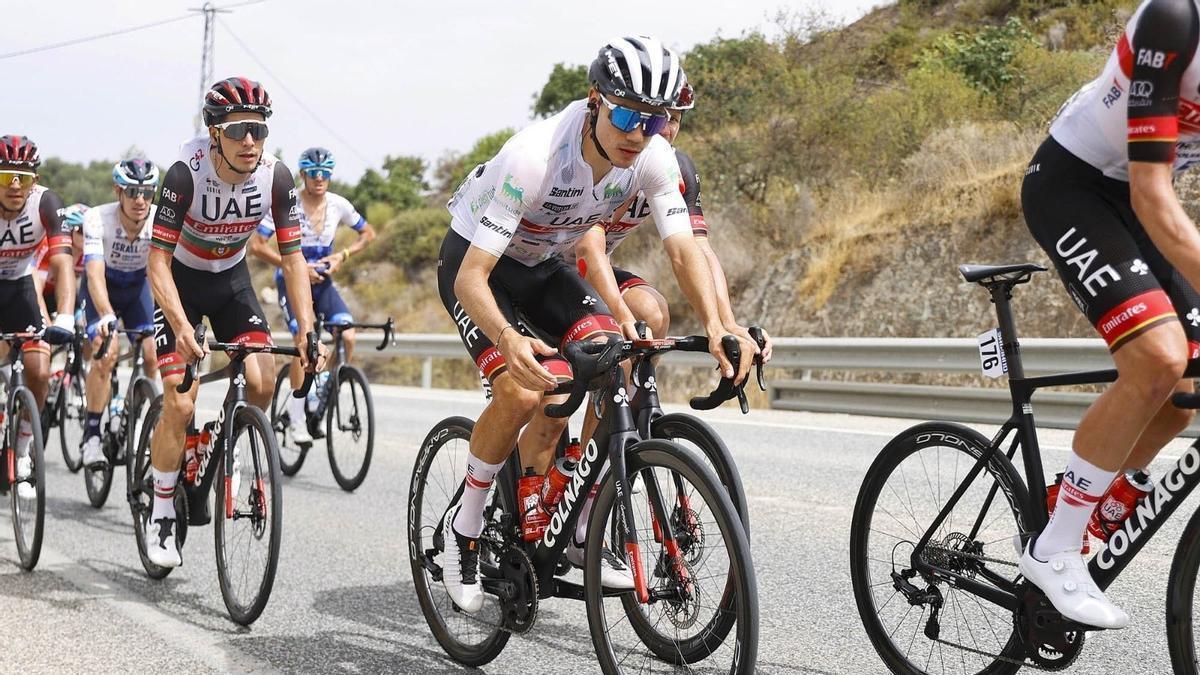 Juan Ayuso, con el maillot blanco de mejor joven que no pueden llevar Evenepoel (rojo) ni Carlos Rodríguez (campeón de España), primero y segundo en esta clasificación