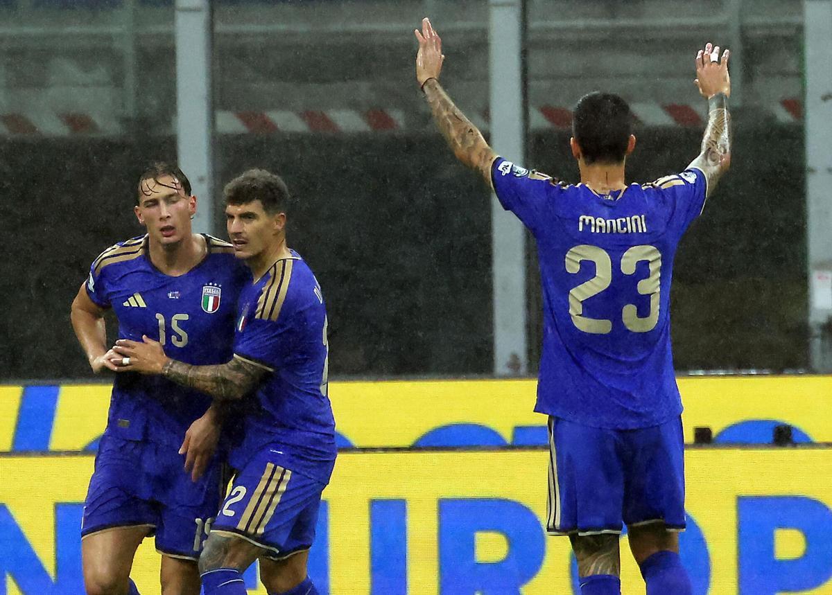 Pio Esposito, felicitado por Di Lorenzo, tras marcar el 1-0 a Noruega.