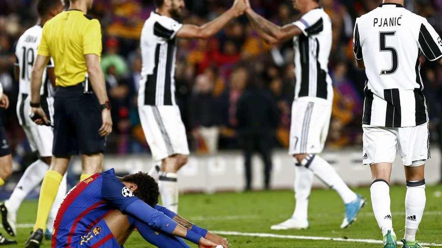 Neymar, sentado sobre el césped, mientras los jugadores del Juventus celebran el pase a semifinales. // Quique García