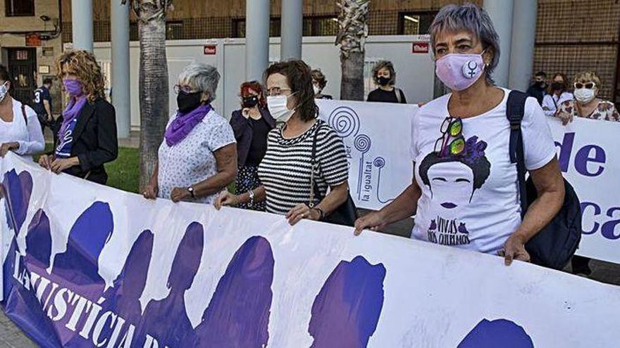 Protesta de colectivos de mujeres en los juzgados de Torrent