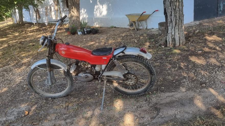 Encuentra una de las tres motos Montesa que le robaron abandonada entre unos matorrales