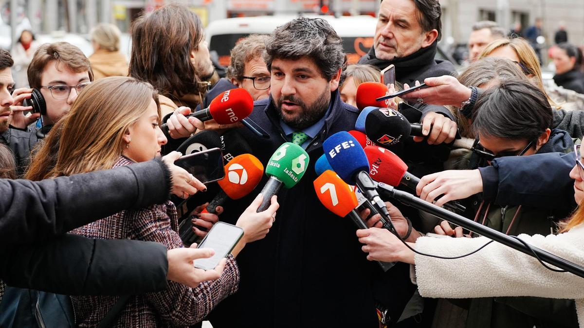 El presidente de Murcia, Fernando López Miras atiende a los medios a las puertas de la sede de su formación política, donde este martes ha asistido a la reunión del Comité Ejecutivo Nacional del partido