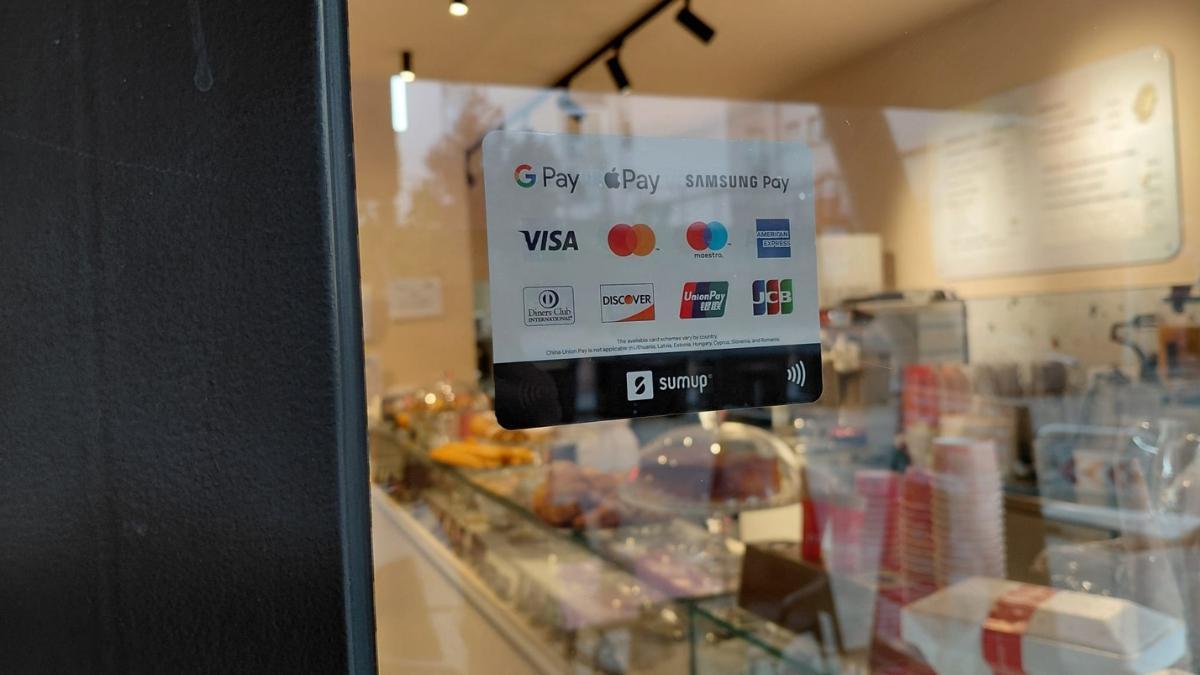 Cartel de los métodos de pago digitales aceptados en una cafetería de Madrid. Ni rastro de Bizum Pay.