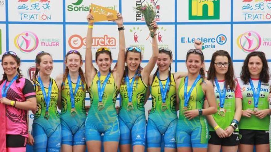 Las atletas del Club de Atletismo Tragaleguas de Manises celebrando su victoria en Soria.