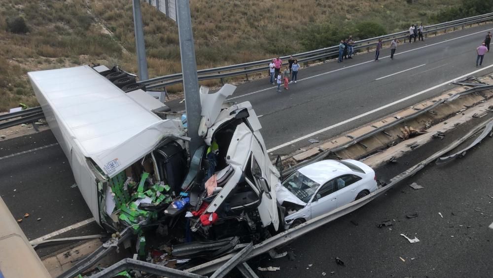 El vuelco de un camión obliga a cortar la A-7 en Orihuela