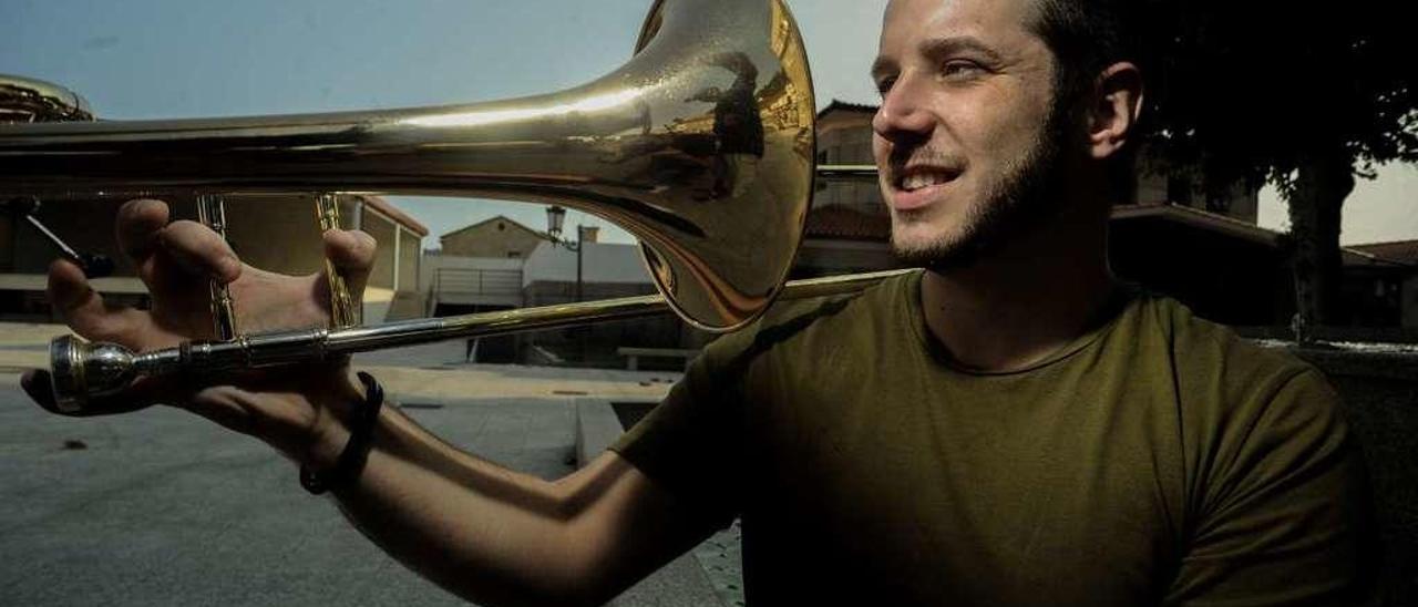 Esteban Méndez, trombonista de Meaño, obtiene una de las plazas de la Sinfónica de Roma. // Iñaki Abella